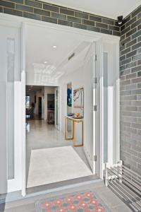 5E4 Spacious Abnb-style 5BR Retreat, 2 Parking, Balcony, Nr Top Ryde