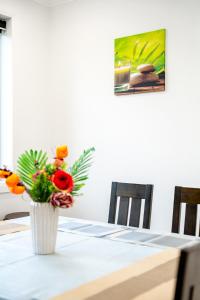 5E4 Spacious Abnb-style 5BR Retreat, 2 Parking, Balcony, Nr Top Ryde