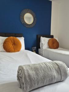 Modern 2-Bed Waterside House, Peaceful & Central