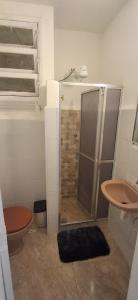 Lindo apartamento com vista para rua, sem barulho, confortável aconchegante e com toda facilidade para sua estadia uma quadra da praia de copacabana