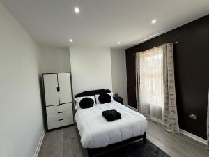 The Clare Court 6BR Luxury Retreat - Sleeps 14 - Modern Amenities, Walk to Train, Bus Stations, Shops & Cafés I Leisure and Business Stays Welcome Contractors and Group Travellers - 2 nights minimum