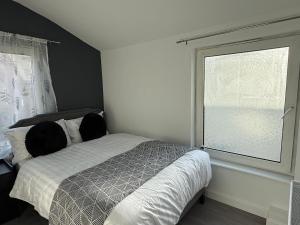 The Clare Court 6BR Luxury Retreat - Sleeps 14 - Modern Amenities, Walk to Train, Bus Stations, Shops & Cafés I Leisure and Business Stays Welcome Contractors and Group Travellers - 2 nights minimum