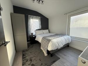 The Clare Court 6BR Luxury Retreat - Sleeps 14 - Modern Amenities, Walk to Train, Bus Stations, Shops & Cafés I Leisure and Business Stays Welcome Contractors and Group Travellers - 2 nights minimum