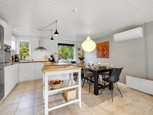 Holiday Home Jerrit - 1-4km from the sea by Interhome