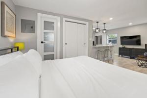 Perfect stay for 2-Walk to Wilton Drive-Shops &bars