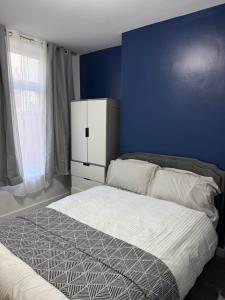 The Clare Court 6BR Luxury Retreat - Sleeps 14 - Modern Amenities, Walk to Train, Bus Stations, Shops & Cafés I Leisure and Business Stays Welcome Contractors and Group Travellers - 2 nights minimum