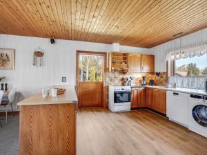 Holiday Home Hakon - 550m from the sea by Interhome