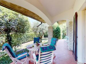 Valentine Lakeside Villa by Bookinggardalake