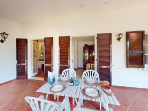 Valentine Lakeside Villa by Bookinggardalake