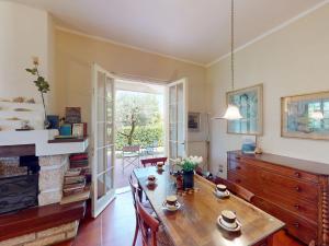 Valentine Lakeside Villa by Bookinggardalake