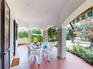Valentine Lakeside Villa by Bookinggardalake