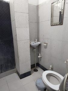 Hotel Premium Rk madhav Residency - Near Prem mandir - Chaar Dham - Centrally Located- Bus And Car Parking Available