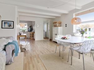 Apartment Thorgny - 900m from the sea by Interhome