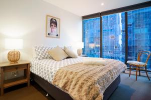 Chic 2BR Apartment Free Parking Balcony and Views