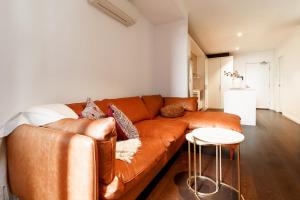 Chic 2BR Apartment Free Parking Balcony and Views