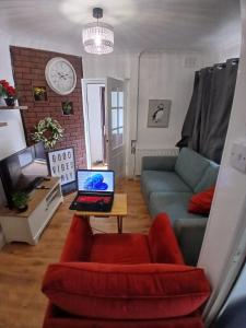 Rose Cottage-4 BED HOUSE FOR CONTRACTORS & FAMILIES Close to M6, J10-NO PARTIES ALLOWED