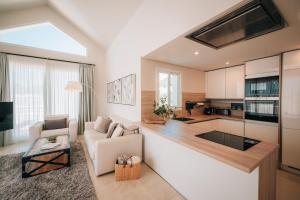 Luxury Penthouse Alcazaba Lagoon 622 - EHHouse