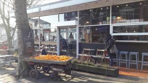 Cozy room with double bed 20 mins to City