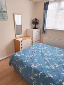 Cozy room with double bed 20 mins to City