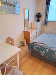 Cozy room with double bed 20 mins to City
