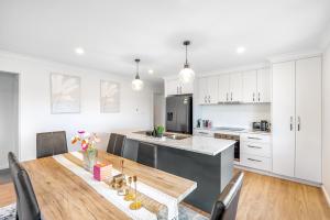 Stylish 4BR Family Escape with Deck & Views Near MONA