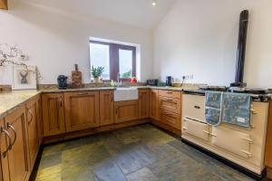 GARDEN FIELD COTTAGE - Spacious Holmbridge Home with Rolling Hill Views