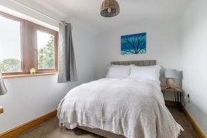 GARDEN FIELD COTTAGE - Spacious Holmbridge Home with Rolling Hill Views