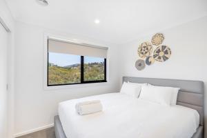 Stylish 4BR Family Escape with Deck & Views Near MONA