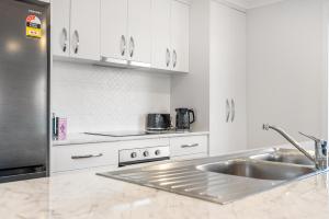 Stylish 4BR Family Escape with Deck & Views Near MONA