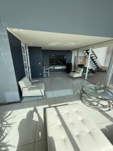 Exclusive Penthouse Rental in front of Playa Brava