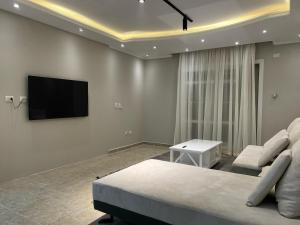 1132834 · Spacious affordable 3BR Apt infront of strip mall