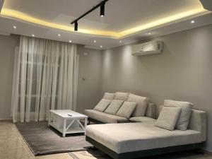 1132834 · Spacious affordable 3BR Apt infront of strip mall