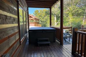 Poppy Bills Retreat - Private Indoor Pool, Large Game Room + Outdoor Hot Tub