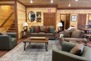 Poppy Bills Retreat - Private Indoor Pool, Large Game Room + Outdoor Hot Tub