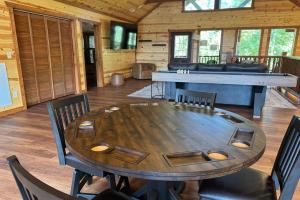 Poppy Bills Retreat - Private Indoor Pool, Large Game Room + Outdoor Hot Tub