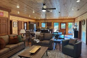 Poppy Bills Retreat - Private Indoor Pool, Large Game Room + Outdoor Hot Tub