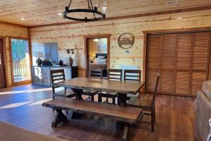 Poppy Bills Retreat - Private Indoor Pool, Large Game Room + Outdoor Hot Tub