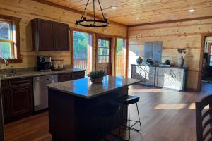 Poppy Bills Retreat - Private Indoor Pool, Large Game Room + Outdoor Hot Tub