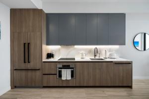 Newest & Elegant Condo - 72 Park