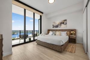 Newest & Elegant Condo - 72 Park