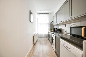 Ealing Broadway Apartment - 2-Min To Tube & Shops - WIFI - Netflix