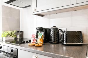 Stylish Ealing Broadway Apt - Steps to Metro & Workspace