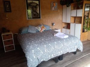 Refugio en adobe con terraza y vista