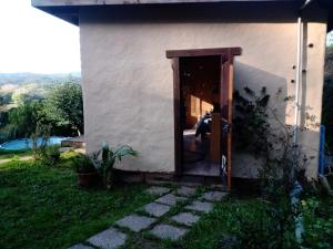 Refugio en adobe con terraza y vista