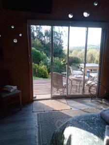 Refugio en adobe con terraza y vista