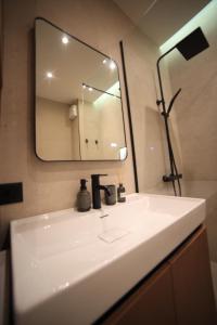 Matisse No21 - Luxury One Bedroom Apartment With Parking