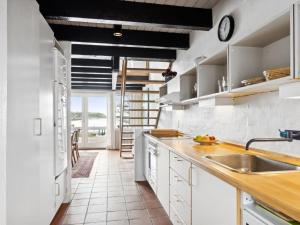 Apartment Ethly - 10m from the sea by Interhome