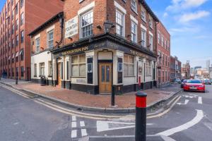 #45 2 bed Lux Fountain Lofts Digbeth - Near Blakesley Hall Museum - Sleeps 5 - "Perfect for Contractors and Families "