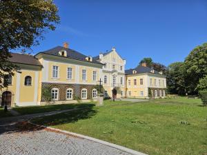 Apartmán U Zámku - Self Check in - Airport OSR Mosnov