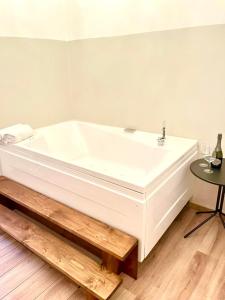 Pantheon Luxury Jacuzzi Apartment